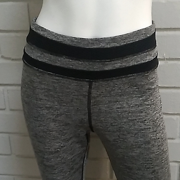 Daisy Fuentes Net Detail Workout Capri Pants. Size Medium NWOT - Picture 2 of 7